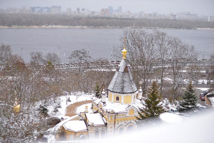 Киево-Печерская лавра, храм \ храмы , захват Лавры, Киевская святыня\святыни, верующие, прихожане, православный люд, православные, люди идут на молитву, защита святой Лавры, віряни, православні, віруючі, храми, церкви 