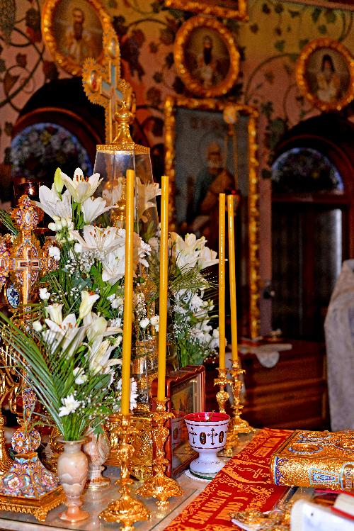Введенский монастырь , в православном храме , алтарь , престол , евангелие , подсвечники , вазы с цветами